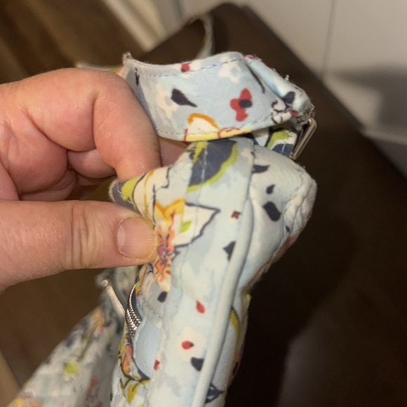 Vera Bradley light blue flower pattern triple zip crossbody purse - Picture 8 of 17